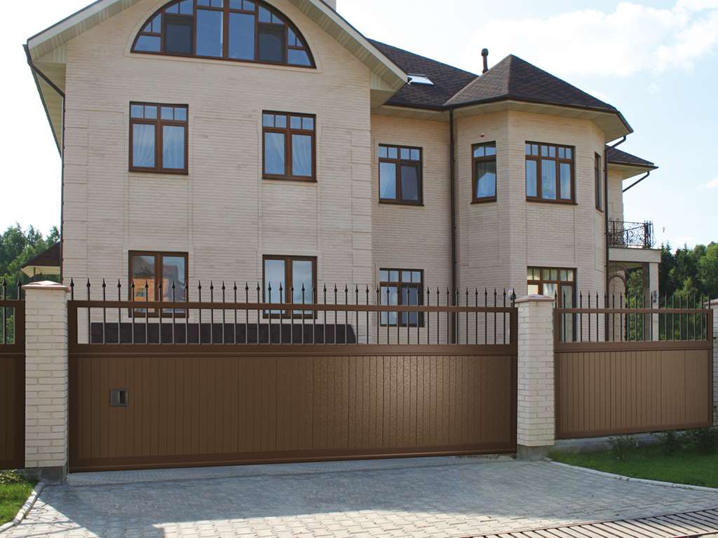 Забор из заборной секции с алюминиевой окантовкой с заполнением сендвич-панелями 5